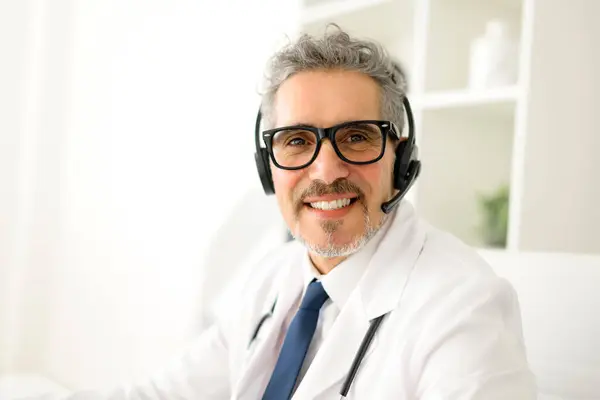 Grey Haired Doctor Equipped Headset Smiles Warmly Ready Provide Telehealth — Stock Photo, Image