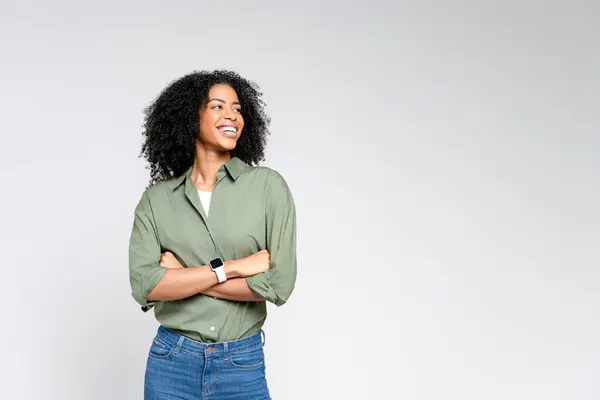 Uma Mulher Afro Americana Confiante Uma Camisa Verde Oliva Casual — Fotografia de Stock