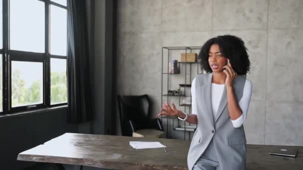 Ein Gespräch Vertieft Spricht Die Frau Telefon Mit Einem Konzentrierten — Stockvideo