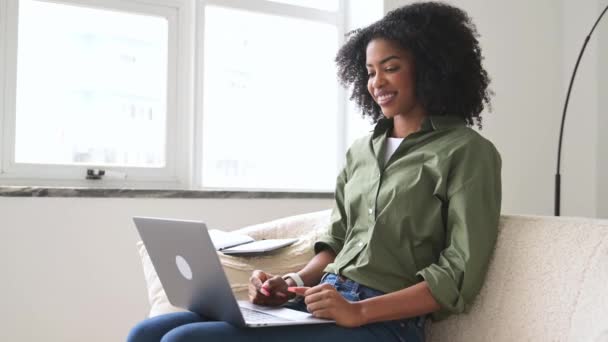 Ung Kvinna Kvinnlig Student Deltar Online Konversation Laptop Med Vänlig — Stockvideo