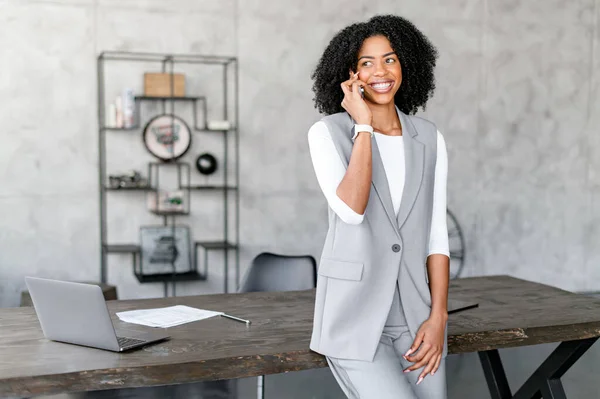 Μια Εκνευρισμένη Αφροαμερικανή Επιχειρηματίας Συμμετέχει Ένα Τηλεφώνημα Στάση Της Και — Φωτογραφία Αρχείου