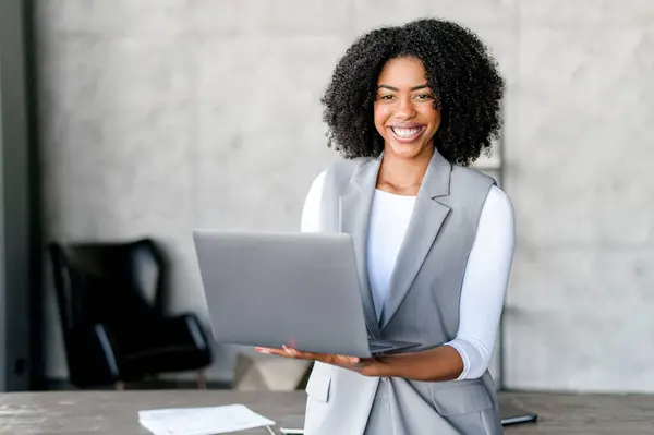 Vibrant African American Businesswoman Laptop Her Beaming Smile Portraying Confidence — Stock Photo, Image