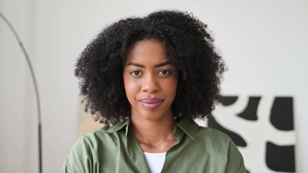 Una Donna Afro Americana Gioiosa Con Una Camicia Verde Casual — Video Stock