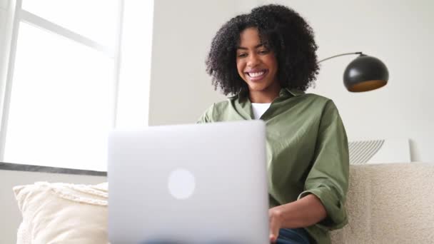Ett Ögonblick Glädjefylld Online Interaktion Ler Afroamerikansk Kvinna Medan Hon — Stockvideo