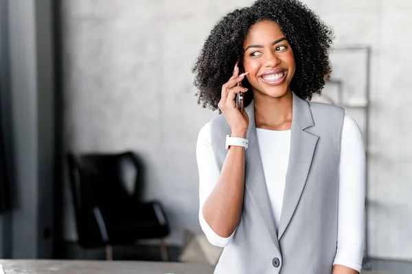 Con Una Sonrisa Radiante Una Mujer Negocios Afroamericana Conversa Teléfono —  Fotos de Stock