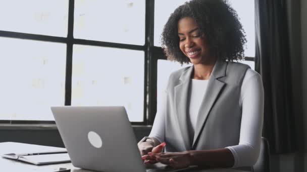 Într Birou Bine Iluminat Femeia Afaceri Este Capturată Tastând Laptopul — Videoclip de stoc