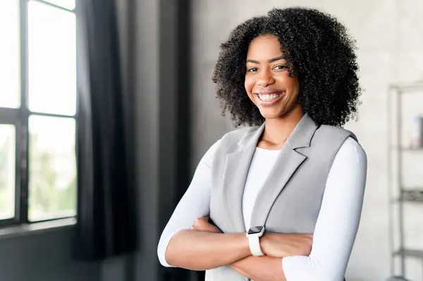 Cheerful African American Businesswoman Clad Modern Grey Vest White Sleeves — Stock Photo, Image