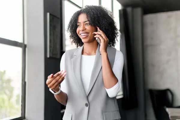 Tato Afro Americká Podnikatelka Zachycená Radostném Okamžiku Mluví Telefonu Okna — Stock fotografie