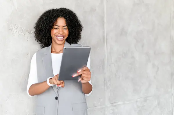 Χαρούμενη Αφροαμερικανίδα Επιχειρηματίας Κατέχει Ένα Ψηφιακό Tablet Χαμόγελό Της Αντανακλά — Φωτογραφία Αρχείου