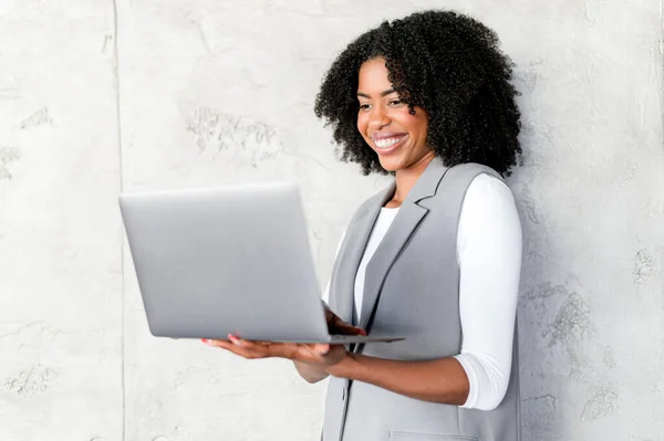 Αυτή Αφροαμερικανή Επιχειρηματίας Χαμογελά Συναρπαστικά Ενώ Εργάζεται Στο Laptop Της — Φωτογραφία Αρχείου