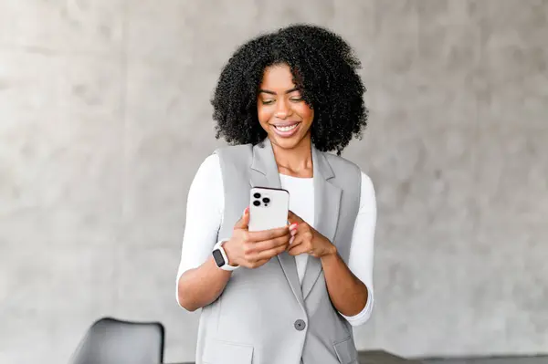 Zapojená Afroamerická Podnikatelka Interaguje Svým Chytrým Telefonem Její Výraz Odráží — Stock fotografie