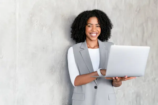 Förtroende Strålar Från Afroamerikanska Företag Professionell Som Hon Nonchalant Håller — Stockfoto
