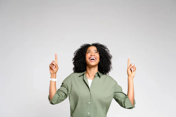 一个快乐的非洲裔美国女人用双手抬起头 看着自己的发现 捕捉到一种成就感 或者指出了一个想法 概念代表灵感的时刻 — 图库照片