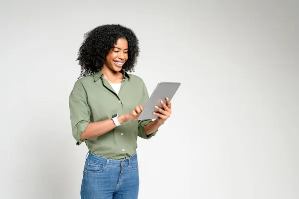 Usmívající Afroameričanka Věnuje Svému Tabletu Užívá Pozitivní Interakce Nebo Shledává — Stock fotografie