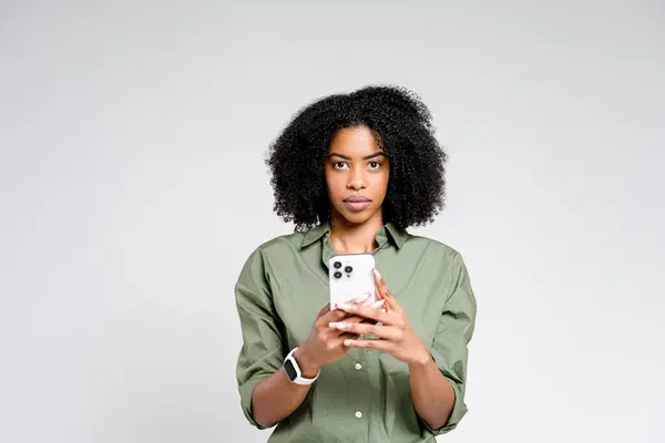 Une Femme Afro Américaine Élégante Compose Tenant Smartphone Dans Les — Photo