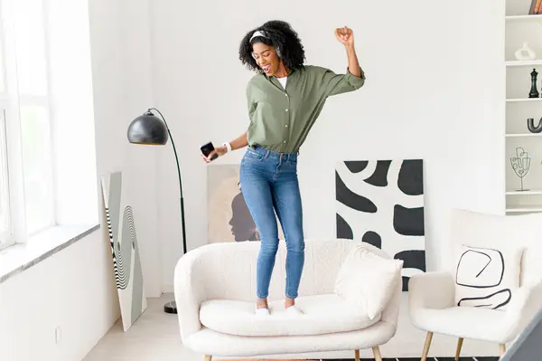 Dynamic Pose Woman Dances Couch Her Smartphone Hand Headphones Fully — Stock Photo, Image