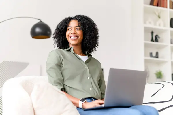 Veselá Afroameričanka Interaguje Svým Laptopem Její Výraz Vyzařuje Důvěru Klid — Stock fotografie