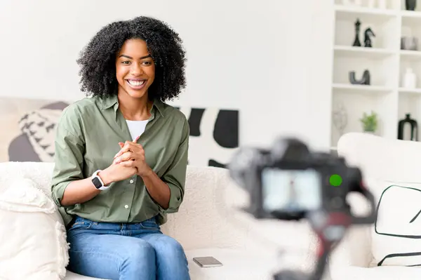 Alegre Vlogger Afro Americano Conversando Com Câmera Gravando Uma Mensagem — Fotografia de Stock