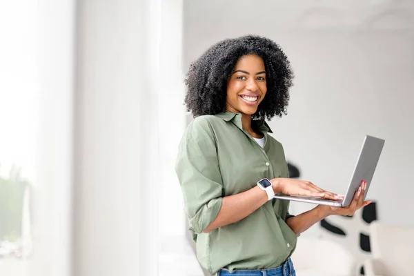 Ακτινοβολεί Αφροαμερικανή Γυναίκα Χειρίζεται Άνετα Φορητό Υπολογιστή Χαρούμενη Συμπεριφορά Της — Φωτογραφία Αρχείου