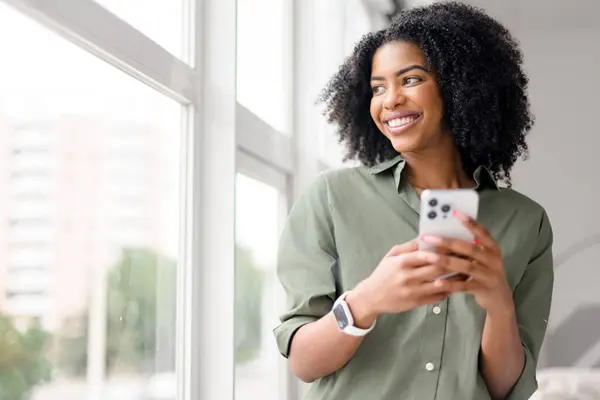 Capturando Momento Conectividad Moderna Una Mujer Afroamericana Involucra Con Teléfono —  Fotos de Stock