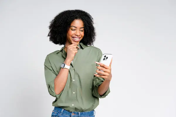Une Femme Afro Américaine Rayonnante Qui Engage Avec Son Smartphone — Photo