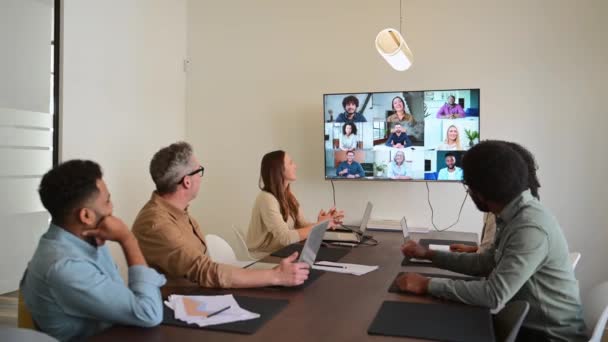 多样化的专业团队热情地参与电话会议 挥挥手 体现了一种温暖包容的公司文化 包含了远程协作和团队团结 — 图库视频影像