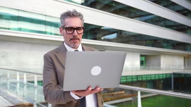 Ανώτερος Επιχειρηματίας Εξετάζει Περιεχόμενο Εξωτερικούς Χώρους Laptop Επικεντρώθηκε Και Απορροφάται — Αρχείο Βίντεο