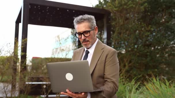 Empresário Experiente Óculos Terno Trabalha Atentamente Seu Laptop Enquanto Está — Vídeo de Stock