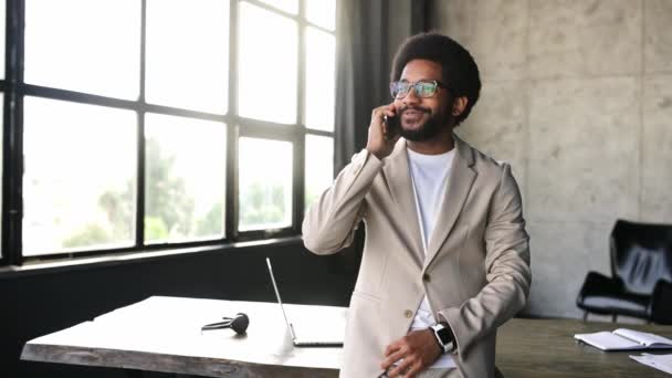 사업가는 사무실의 고요한 배경에 통화에 사진은 즐거운 비즈니스 커뮤니케이션의 순간을 — 비디오