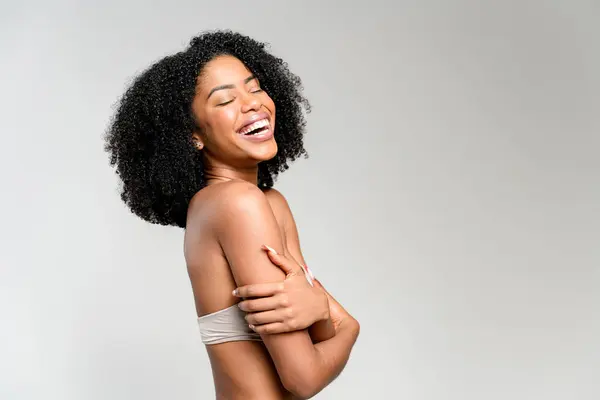 Afro Amerikalı Bir Kadın Yürekten Güler Kolunu Vücuduna Doğru Uzatır — Stok fotoğraf