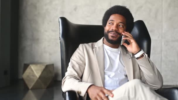 Lounge Escritório Jovem Empresário Afro Americano Conversa Seu Telefone Com — Vídeo de Stock