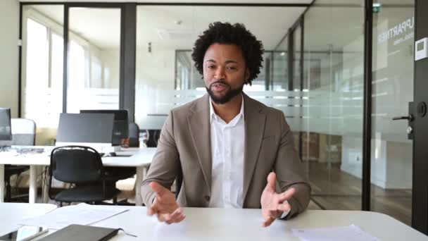 Escritório Brilhante Empresário Afro Americano Acessível Gesticula Uma Onda Amigável — Vídeo de Stock