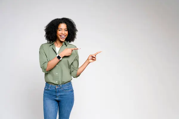 Tato Afroameričanka Elegantním Neformálním Oblečení Lákavou Prezentací Poukazuje Neviditelný Produkt — Stock fotografie