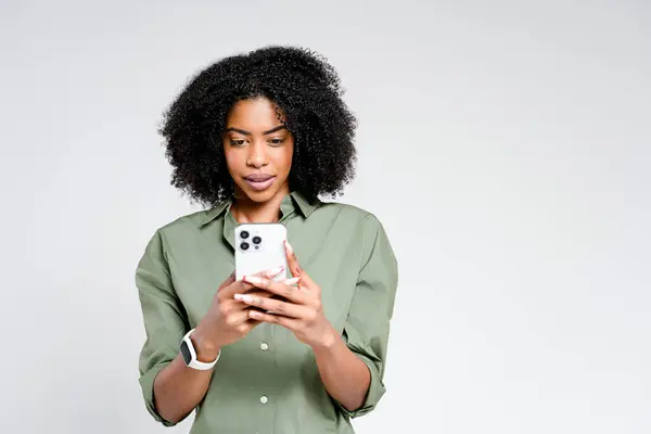 Una Mujer Contemplativa Afroamericana Sostiene Teléfono Inteligente Cerca Expresión Reflexiva — Foto de Stock