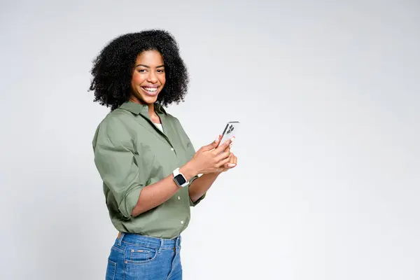 Mujer Afroamericana Interactúa Con Smartphone Dando Entender Los Aspectos Placenteros — Foto de Stock