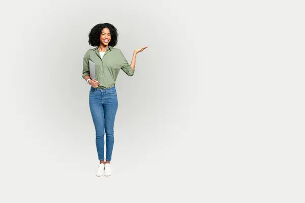 Veselá Afro Americká Žena Sebejistě Představuje Rukou Drží Tablet Čistém — Stock fotografie