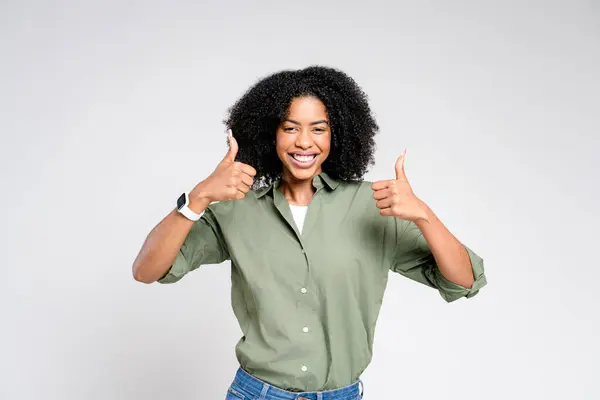 Zářivá Afroameričanka Zvedne Dva Palce Usmívá Vyjadřuje Uznání Uspokojení Což — Stock fotografie