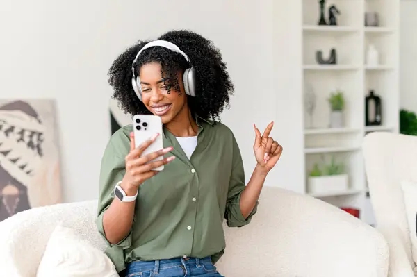 Una Mujer Afroamericana Con Una Sonrisa Alegre Usa Teléfono Inteligente — Foto de Stock