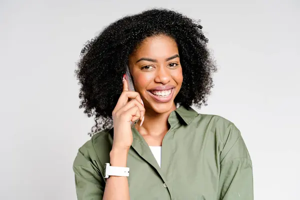 Radostná Afroameričanka Která Telefonovala Její Zářivý Úsměv Pozorný Pohled Prozrazovaly — Stock fotografie