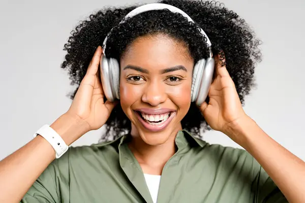 Una Mujer Afroamericana Alegre Disfruta Música Favorita Auriculares Plateados Sonrisa — Foto de Stock