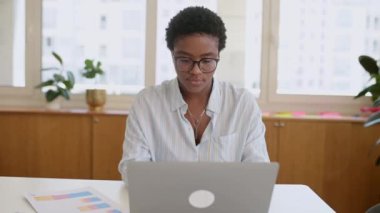 Heyecanlı Afro-Amerikan ofis çalışanı öğrenci bilgisayarından iyi haberler aldı, mutlu zenci iş kadınlarının terfi etmesi, büyük başarı kutlamaları...