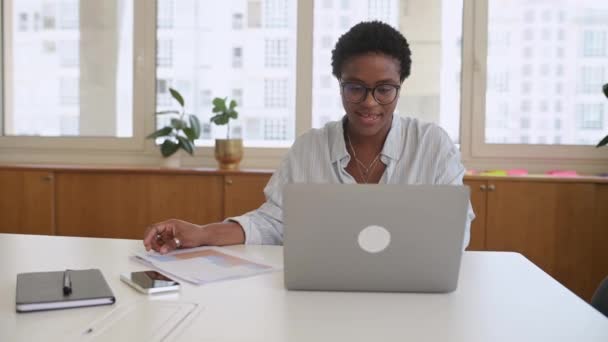 Skupiona Młoda Bizneswoman Przegląda Wykres Papierze Podczas Pracy Laptopie Jasnym — Wideo stockowe