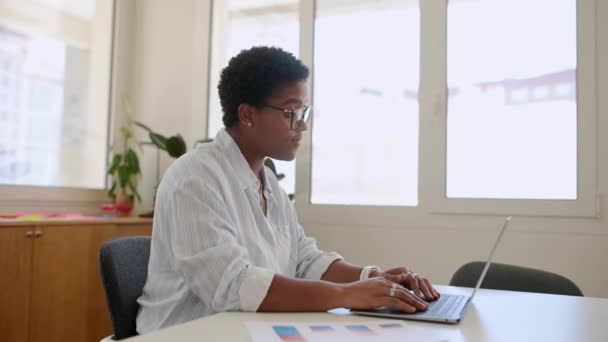 年轻的非洲裔美国女性申请人参与了在线面试或视频通话 在线教师坐在办公桌前 看着笔记本电脑挥手打招呼 电子学习概念 — 图库视频影像