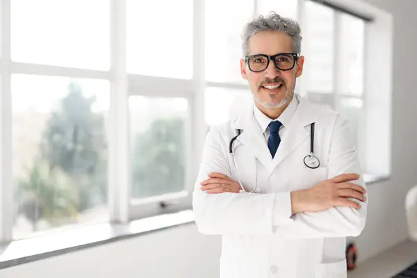 Senior Doctor Grey Hair Glasses Stands His Arms Crossed Exuding — Stock Photo, Image
