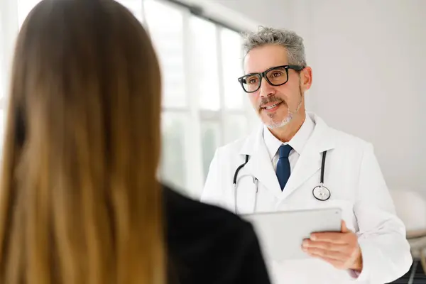 Senior Doctor Shown Mid Conversation Patient Highlighting Interactive Compassionate Aspect — Stock Photo, Image