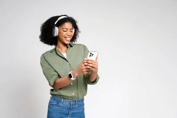 Femme Afro Américaine Dans Les Écouteurs Mode Sourit Tout Utilisant — Photo