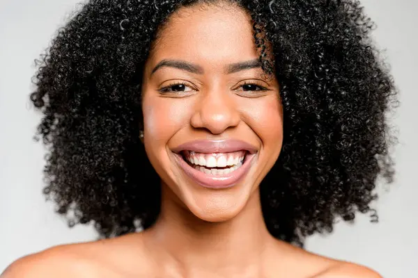 Primer Plano Una Cara Mujer Afroamericana Sonrisa Amplia Genuina Muestra Fotos De Stock Sin Royalties Gratis