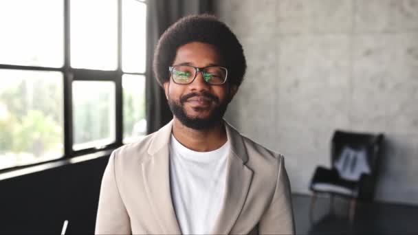 Kendine Güvenen Genç Bir Adamı Modern Minimalist Bir Ofiste Kollarını — Stok video