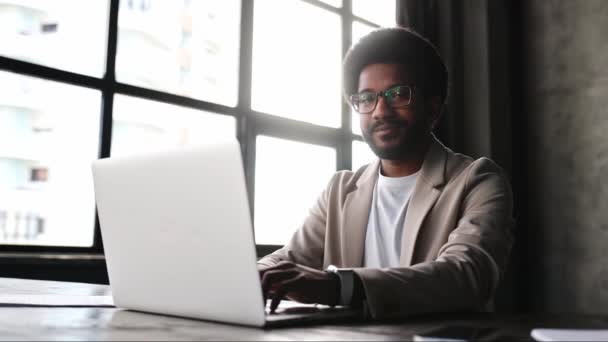 Homem Negócios Jovem Profissional Trabalha Atentamente Seu Laptop Iluminado Por — Vídeo de Stock