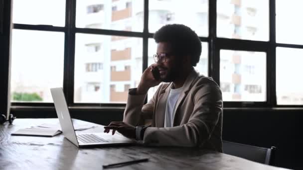 Jeune Homme Affaires Engage Une Conversation Sur Son Téléphone Portable — Video
